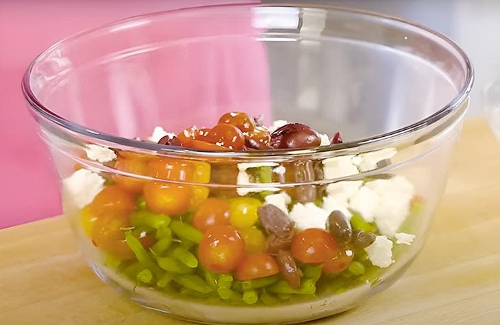 Mélangez les ingrédients pour préparer la salade de haricots verts