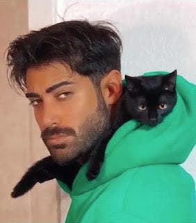 Merayad Ali avec sa chatte Zeytin