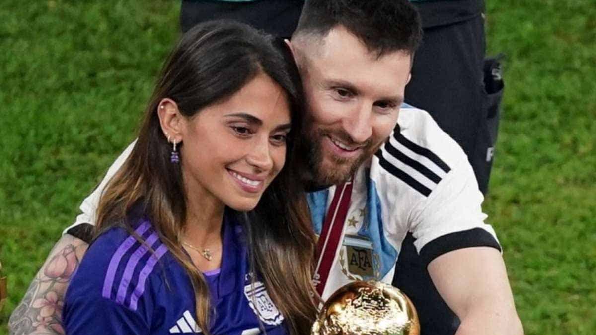 Messi et Antonela avec le trophée de la coupe du monde
