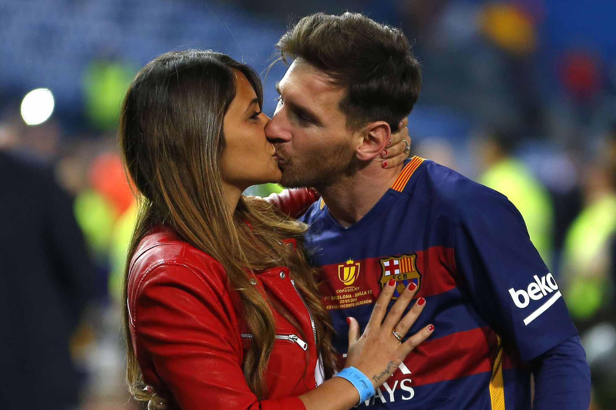 Messi et Antonela qui s’embrassent