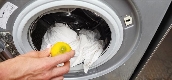 Mettre du citron dans la machine à laver