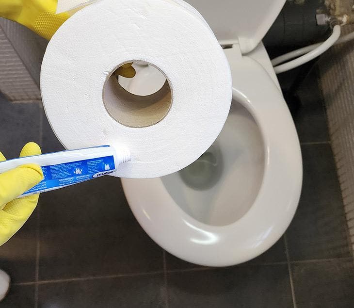Mettre du dentifrice sur du papier toilette 
