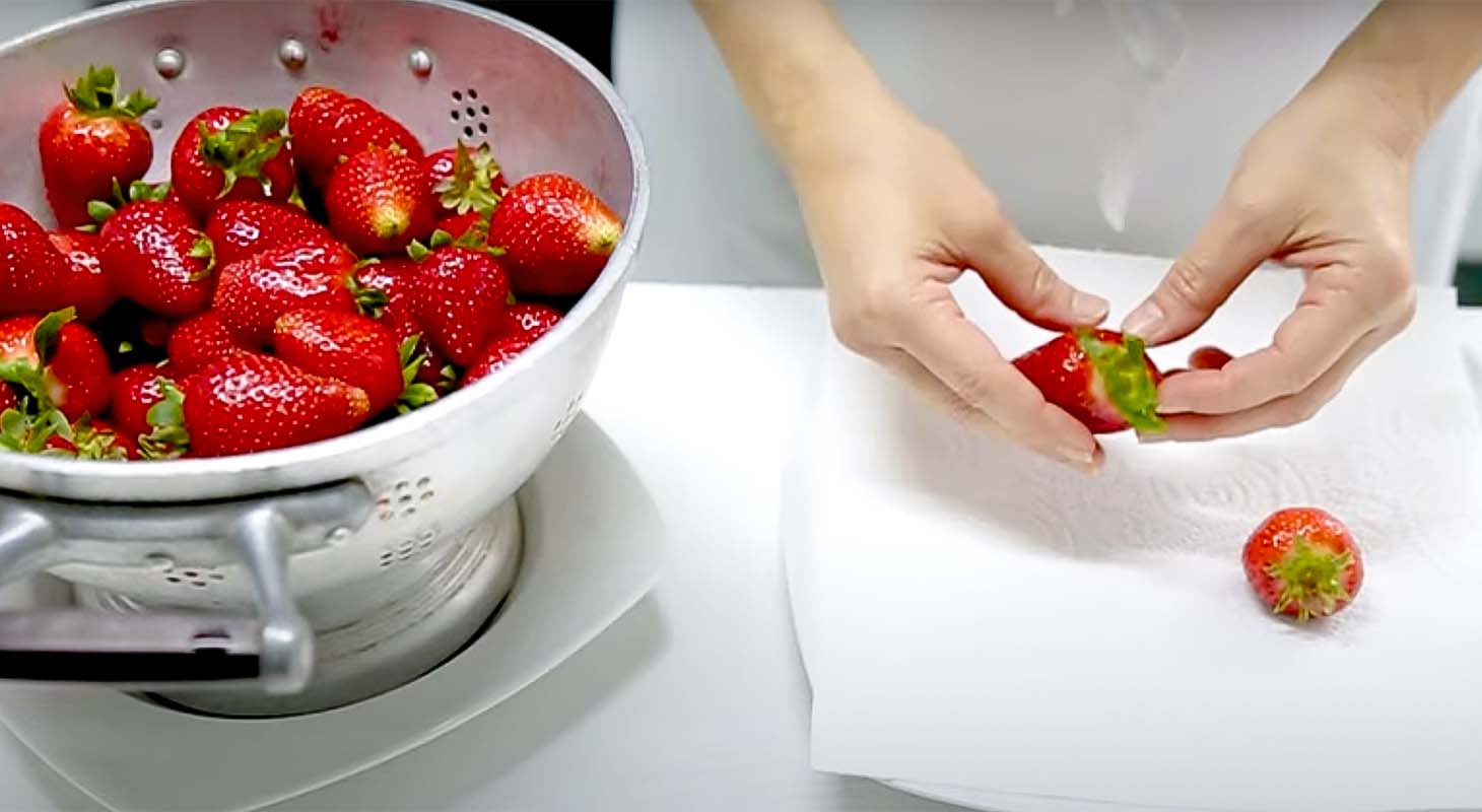 Mettre les fraises dans du papier absorbant