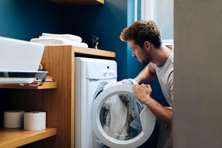 Mettre ses vêtements dans la machine à laver