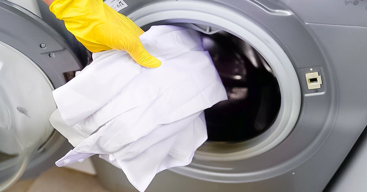 Mettre un vêtement blanc dans la machine à laver