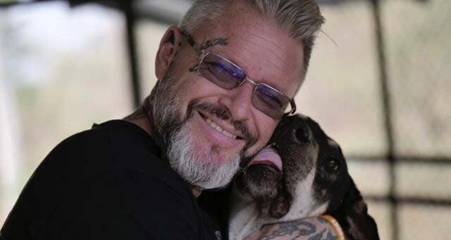 Michael J. Baines avec un chien