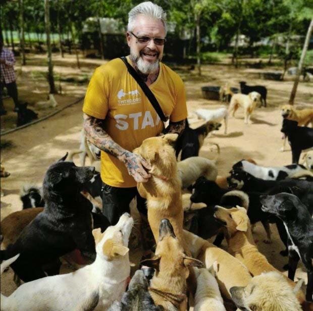 Michael J. Baines avec un groupe de chiens