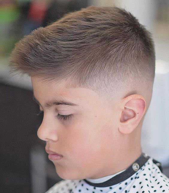 Mid Fade avec cheveux brossés sur le côté