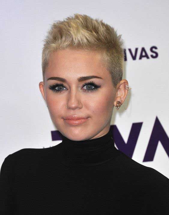 Miley Cyrus avec ses cheveux courts inspiration Mohawk