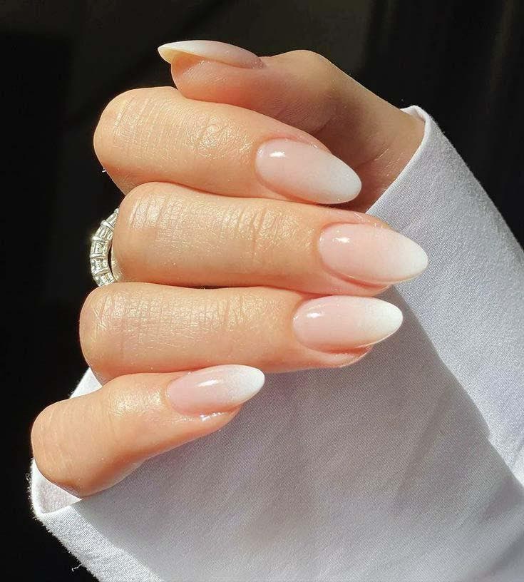 Milky nails de forme ovale