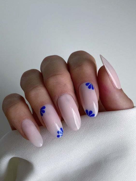 Milky nails de forme ovale2