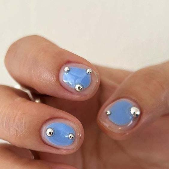 Mix bleu clair et argent sur ongles en acrylique