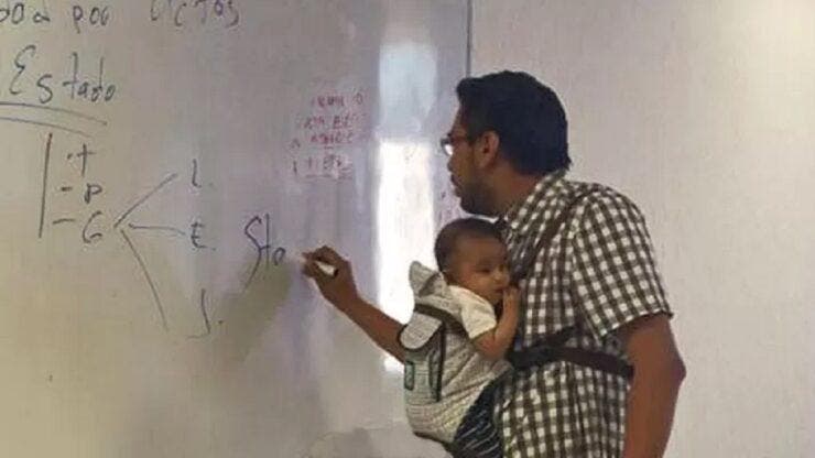 Moisés Reyes Sandoval donne son cours pendant qu’il transporte le fils d’une de ses étudiantes à l’aide d’un porte-bébé
