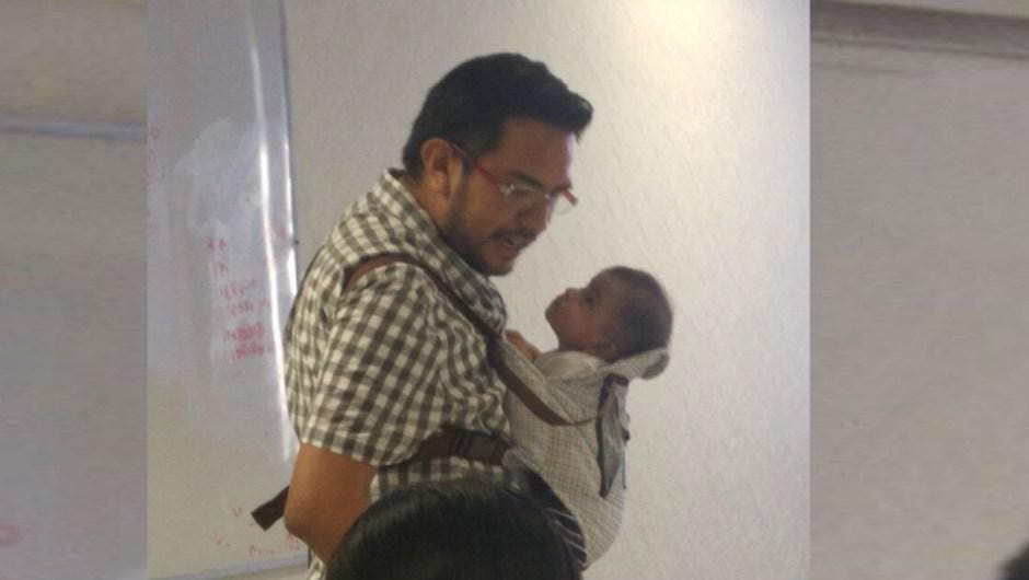 Moisés Reyes Sandoval portant le bébé