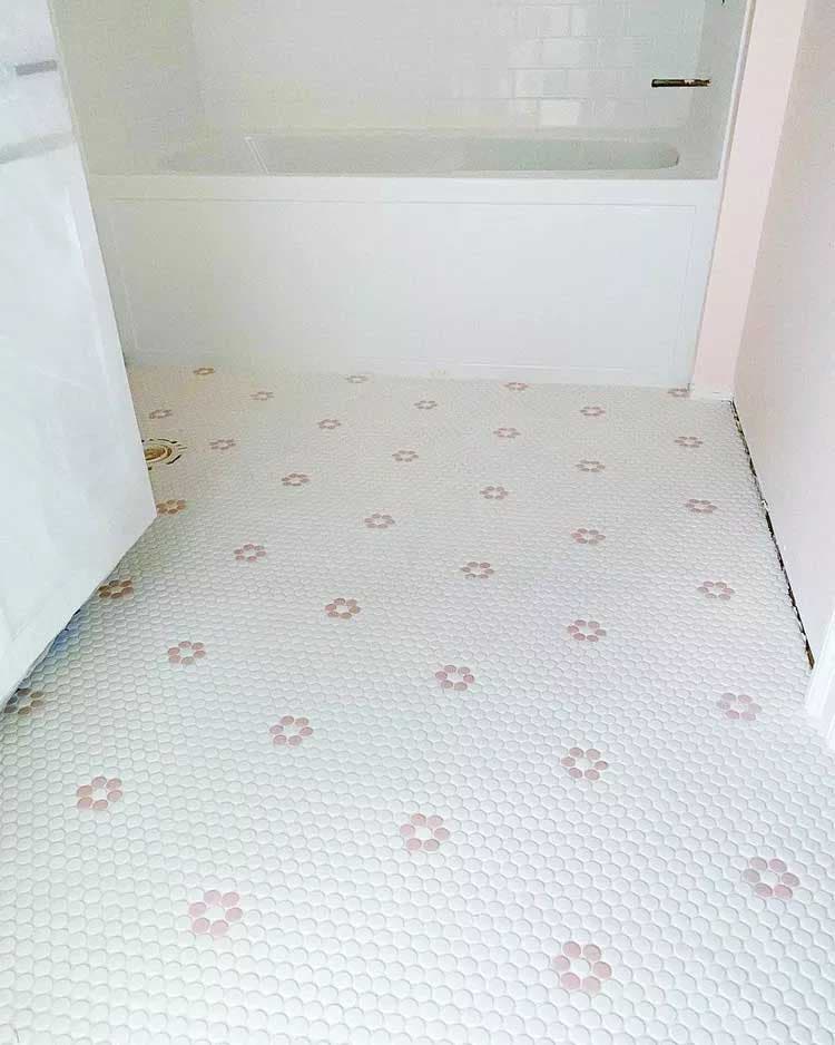 Des motifs floraux dans le carrelage de la salle de bain 