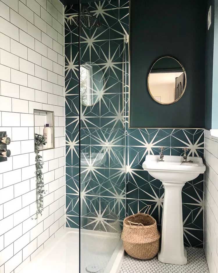 Un carrelage de salle de bain avec des motifs 