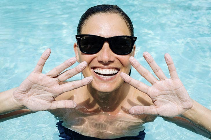 Nager dans la piscine 