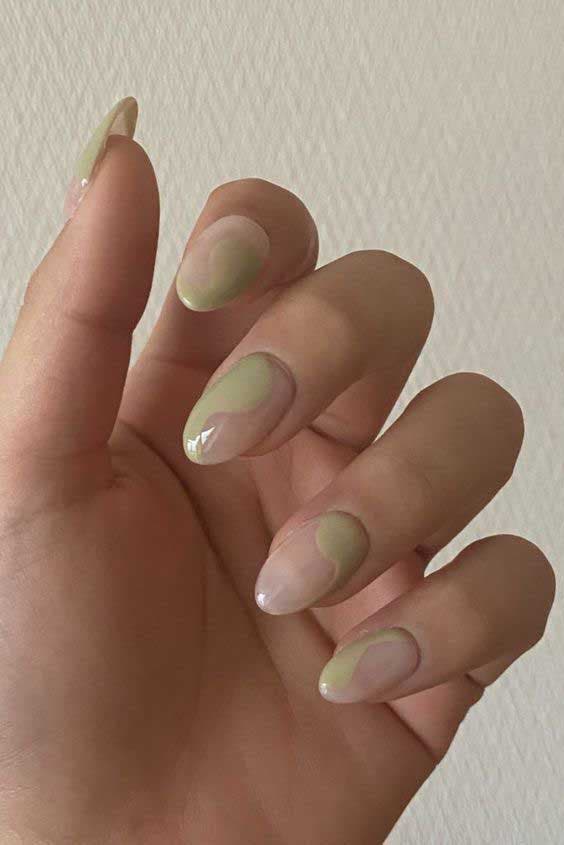 Nail art abstrait inspiré matcha latte