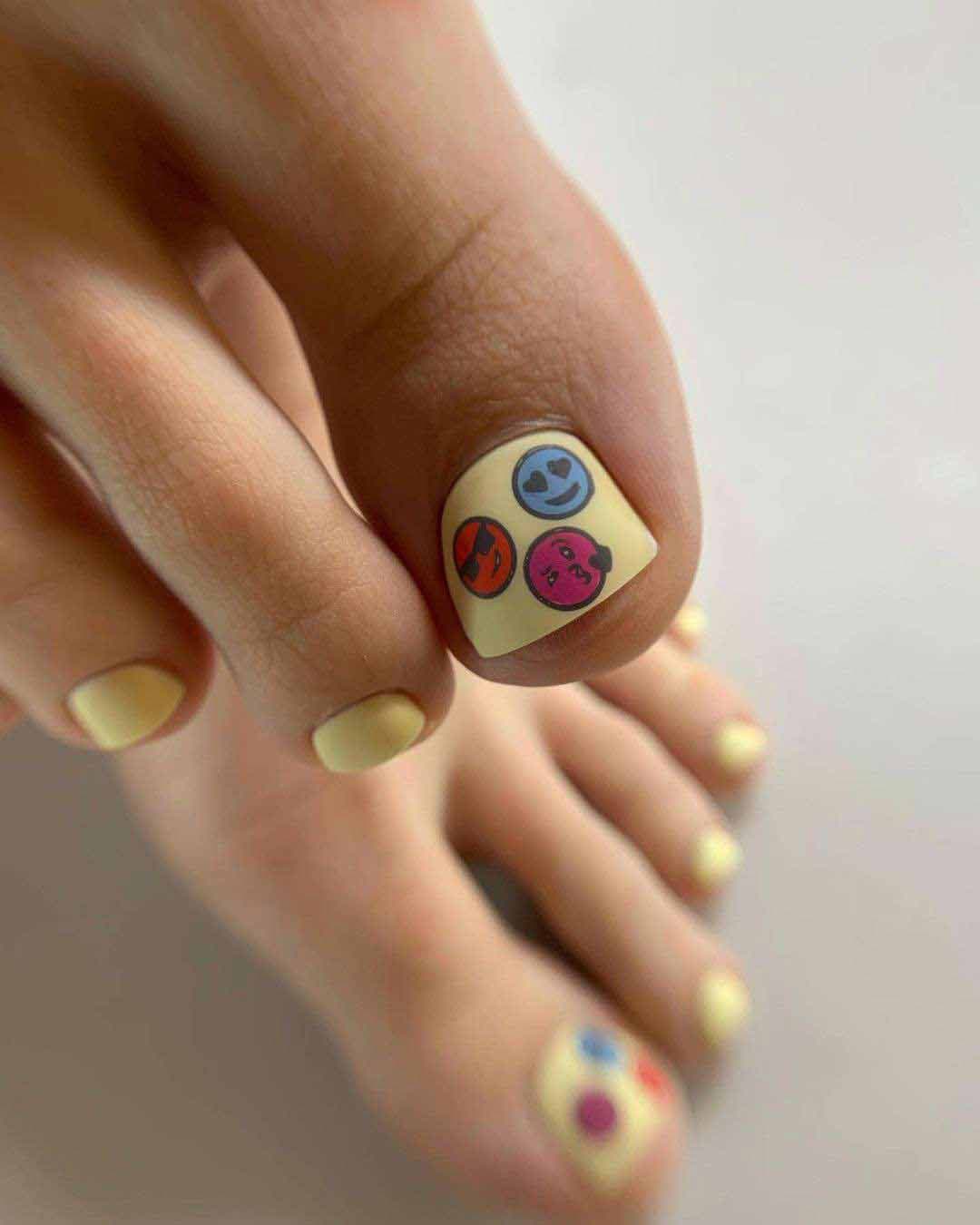 Nail art des pieds avec des emojis