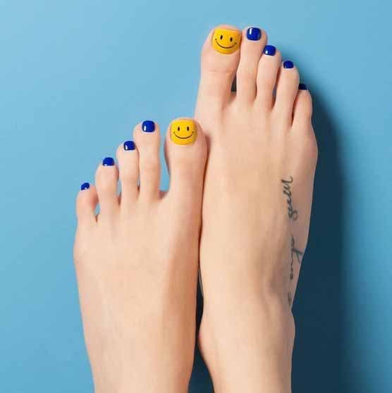 Nail art des pieds avec des emojis1