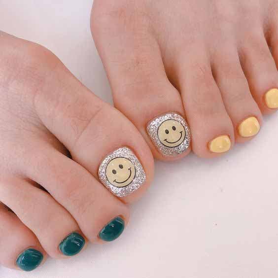 Nail art des pieds avec des emojis2