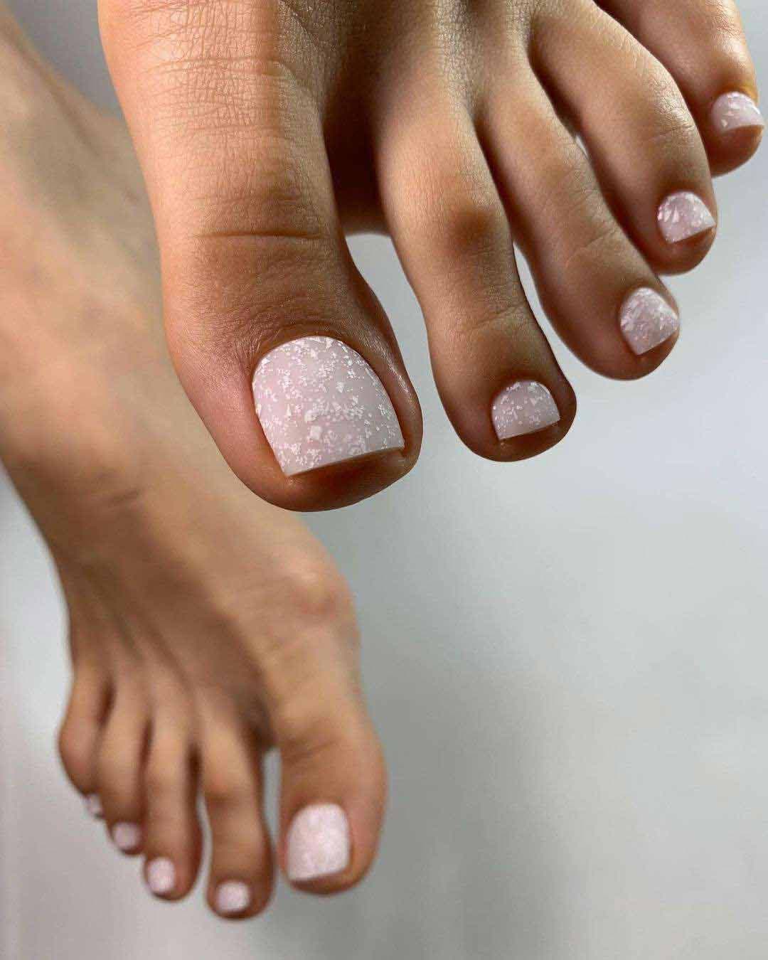 Nail art des pieds avec effet mat