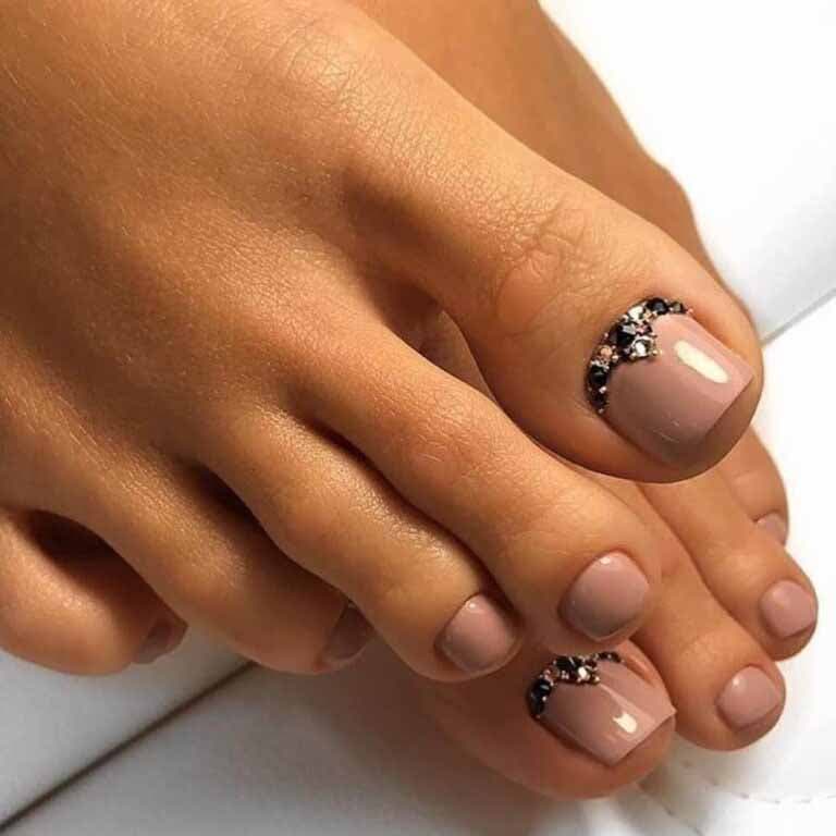 Nail art des pieds avec strass