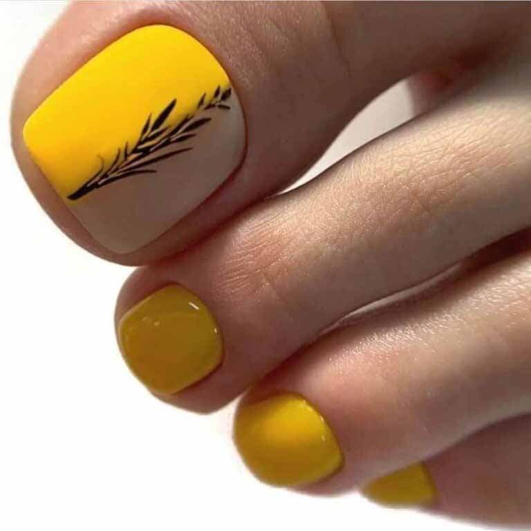 Nail art des pieds avec vernis jaune citron