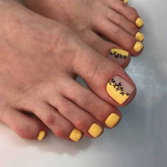Nail art des pieds avec vernis jaune citron1