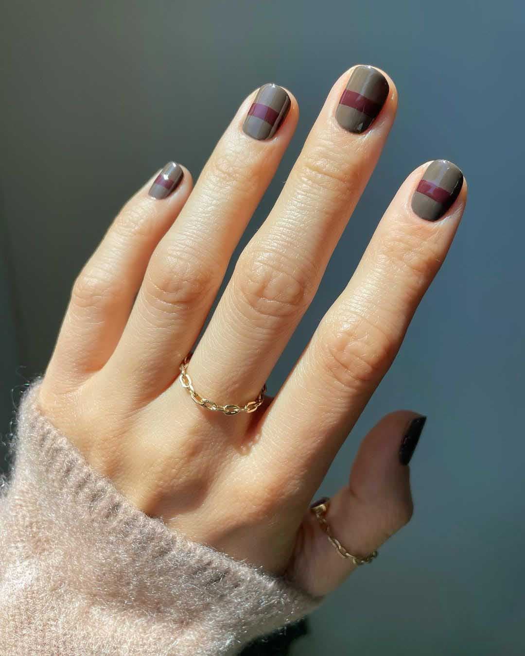 Nail art minimaliste avec des traits bordeaux