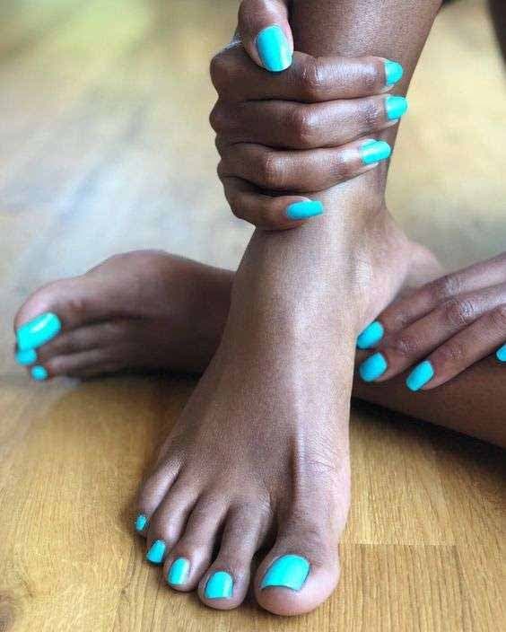 Nail art turquoise sur peau noire