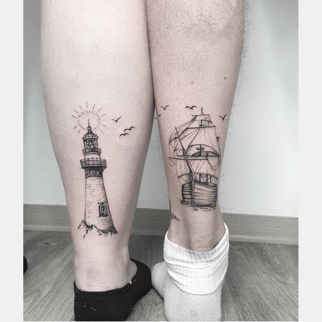 Navire et phare en tatouage