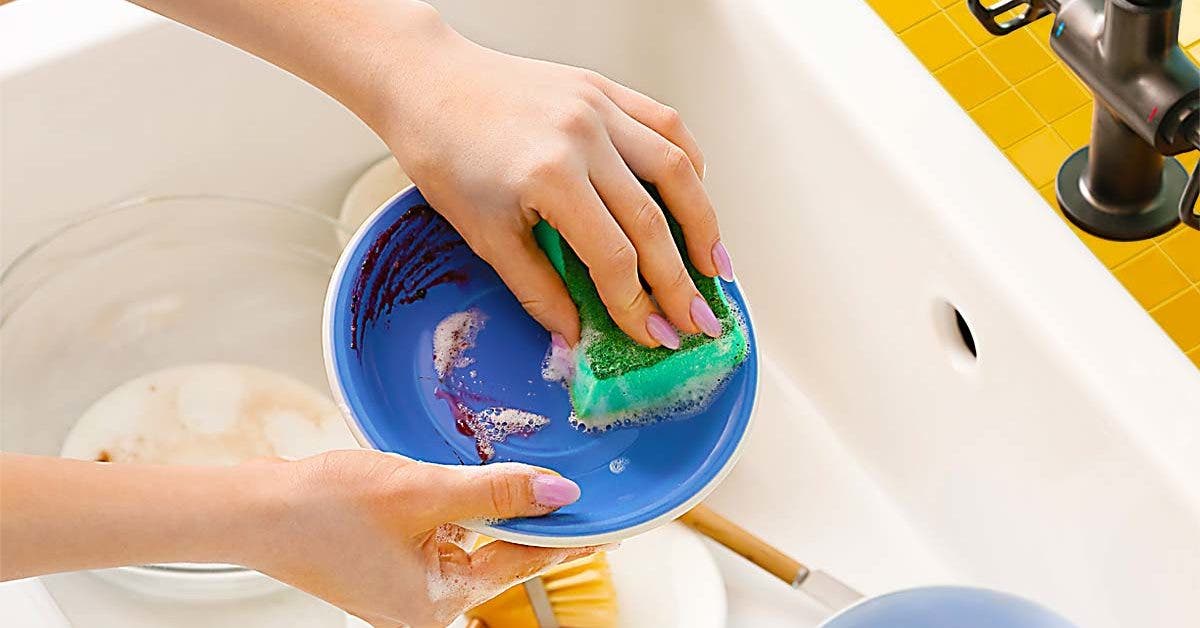 5 erreurs que l'on fait tous en nettoyant notre vaisselle à la main : Femme  Actuelle Le MAG