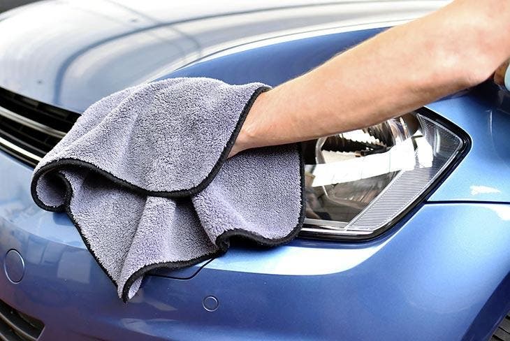 Nettoyer les phares de voiture : 5 astuces efficaces