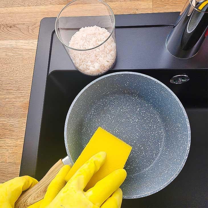 Nettoyer la casserole avec des cristaux de soude