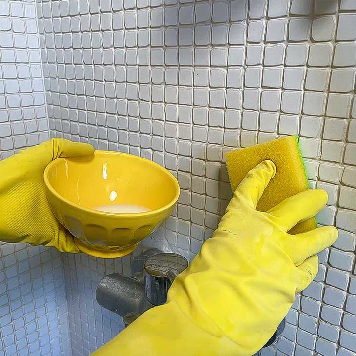 Nettoyer la salle de bain avec une pâte de bicarbonate