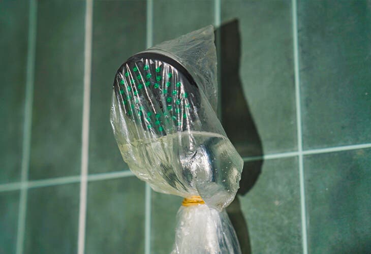 Nettoyer le pommeau de douche avec une solution de vinaigre blanc