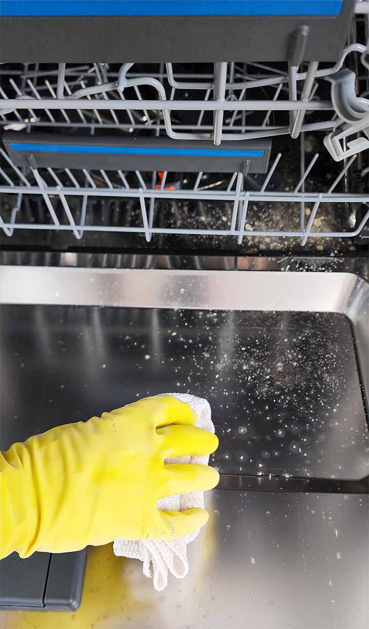 Nettoyer les débris à l’intérieur du lave-vaisselle