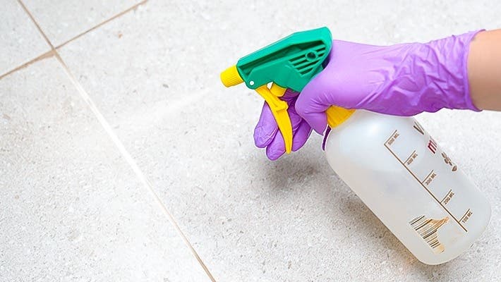 Nettoyer les joints de carrelage avec un spray à base d’eau tiède et de liquide vaisselle