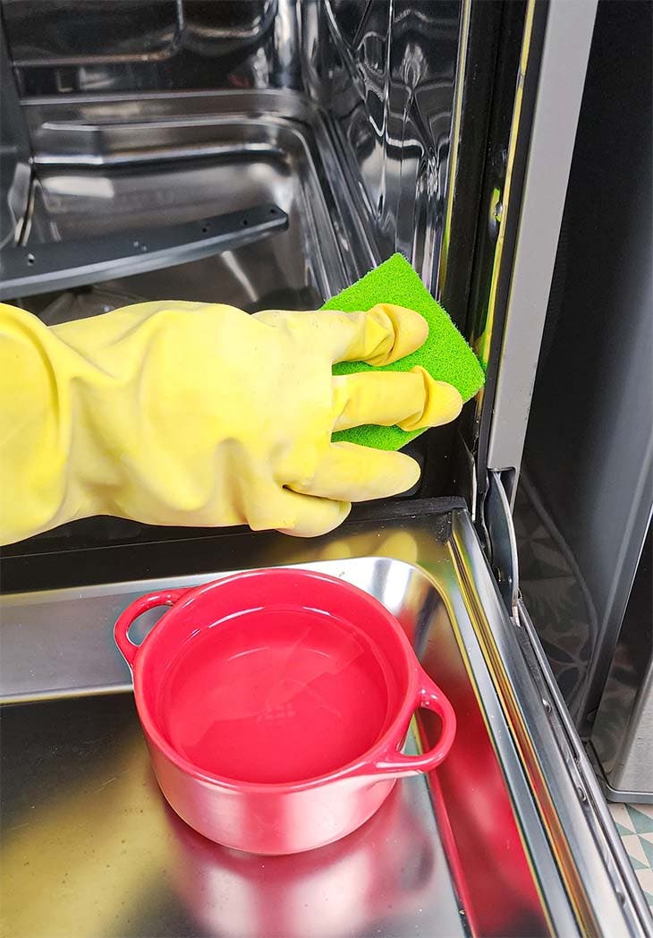Nettoyer les joints du lave-vaisselle avec du vinaigre