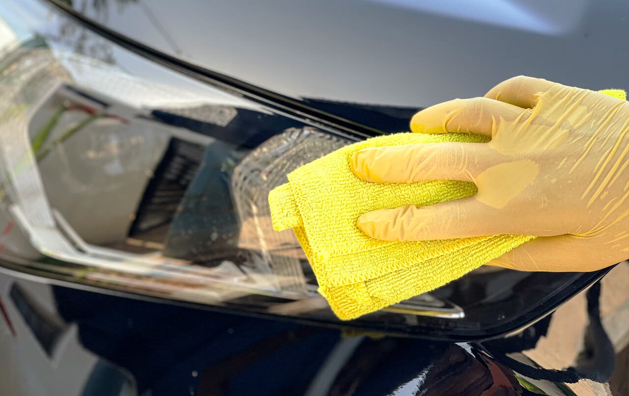 Nettoyer les phares de la voiture avec un chiffon