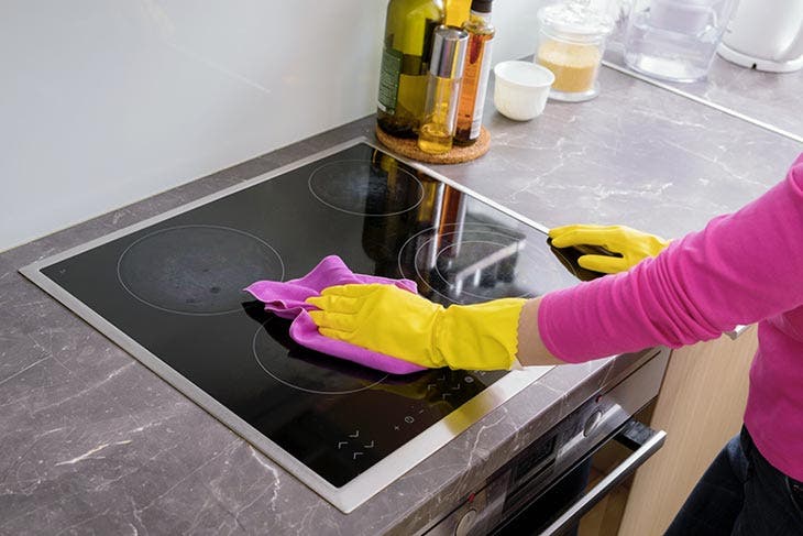 Comment nettoyer une plaque de cuisson très sale ?