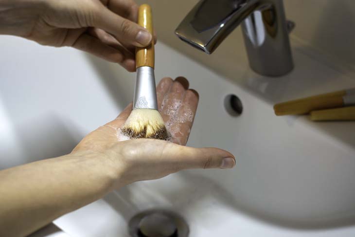Comment nettoyer les pinceaux de maquillage avec du bicarbonate de