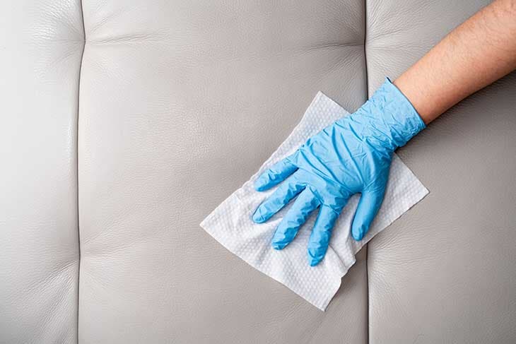 Nettoyer un canapé avec des lingettes