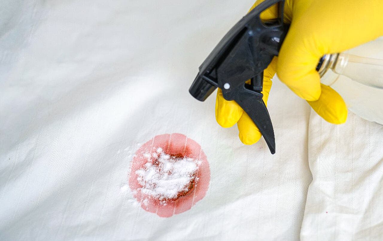 Nettoyer une tache de sang avec du bicarbonate de soude et du vinaigre