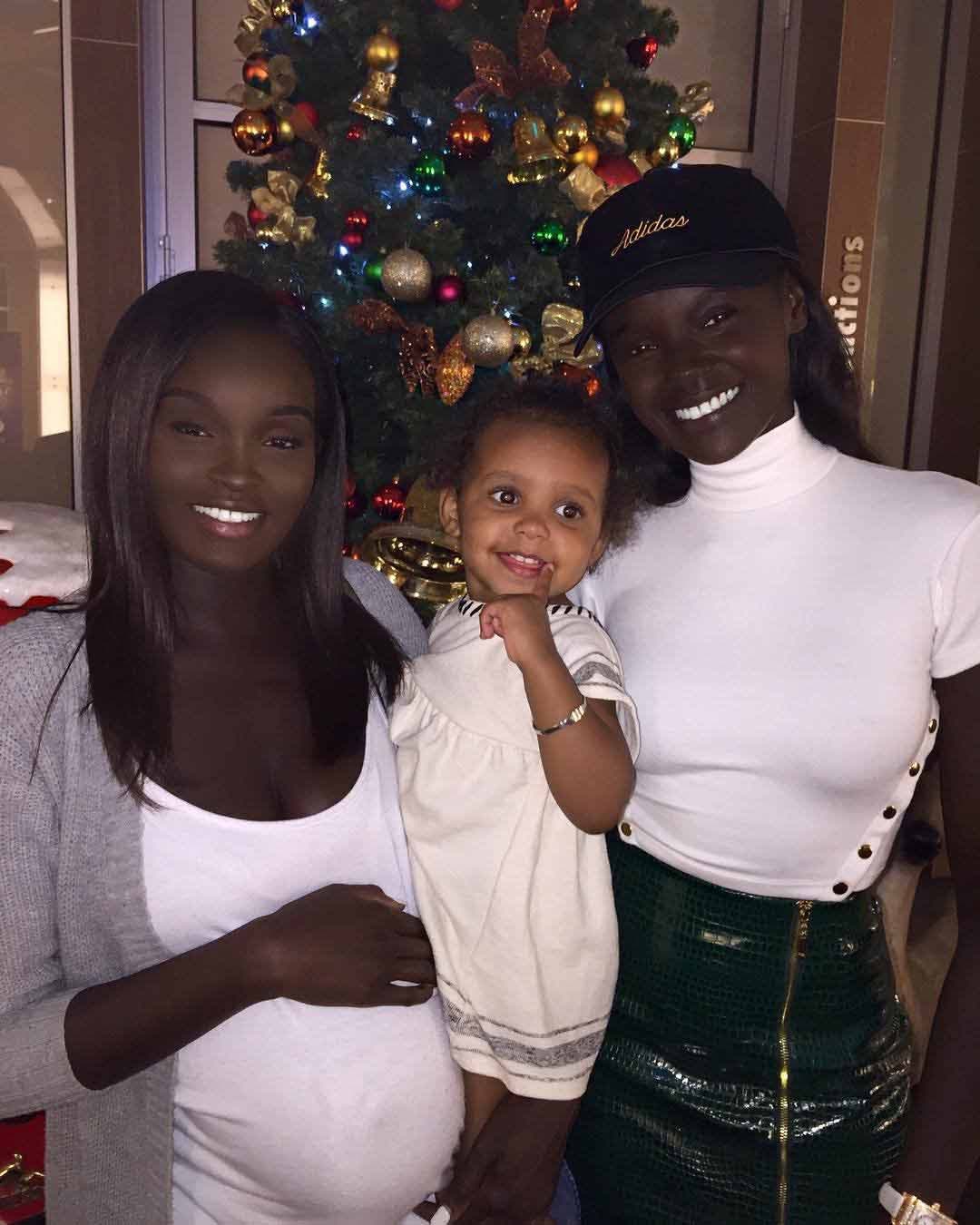 Nikki Perkins avec sa fille Ava et sa sœur devant le sapin de Noël