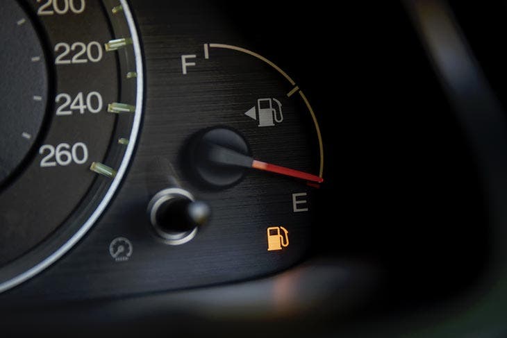 Niveau de carburant bas dans une voiture – source : spm
