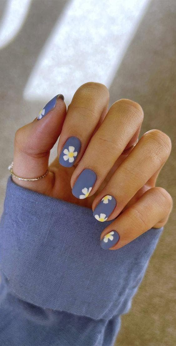 Ongles Courts avec des motifs floraux