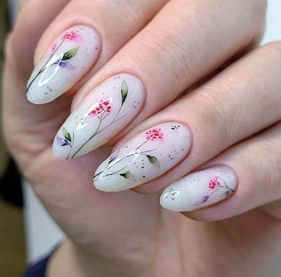 Ongles Ovales ornés de motifs de fleurs2