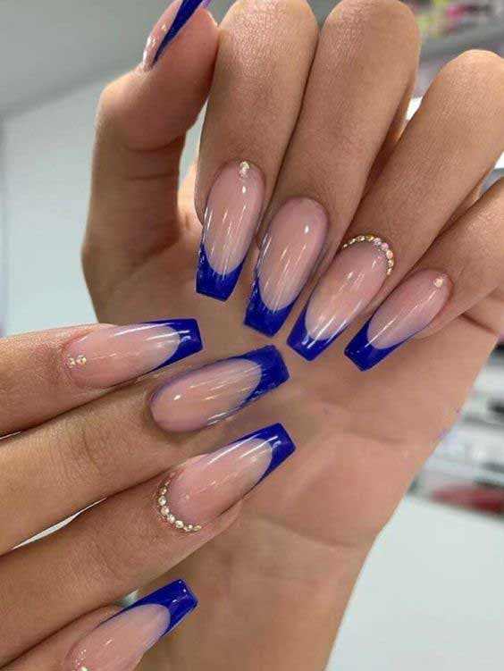 Ongles cercueil avec french manucure bleue